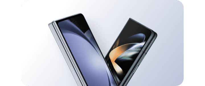 دو گلکسی Galaxy Z Fold6 که صفحه پوشش را در حالی که روی پس‌زمینه سفید تا شده است نشان می‌دهد.